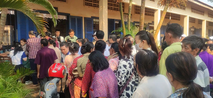 Khám bệnh và tặng quà cho người gốc Việt Nam và Khmer tỉnh Kratie
