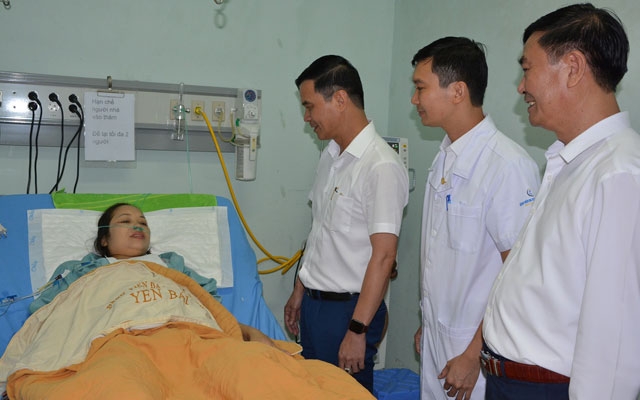 Lãnh đạo tỉnh Yên Bái thăm và chúc mừng người bệnh Nguyễn Thị Hương.