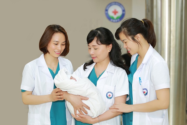 BS Nguyễn Thị Nhã, Trưởng Trung tâm Hỗ trợ Sinh sản, Bệnh viện Bưu điện (giữa) chào đón những đứa con đầu lòng của các cặp vô sinh hiếm muộn.