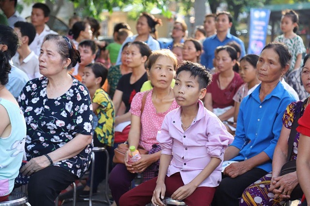 Hàng nghìn bà con nhân dân tỉnh Hòa Bình tham gia chương trình.