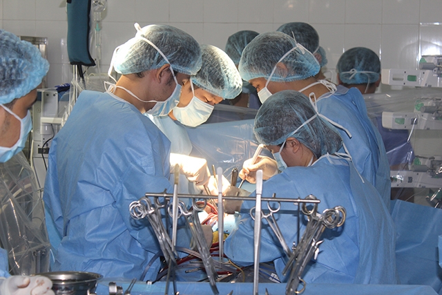 ác bác sĩ Bệnh viện Tim Hà Nội thực hiện chuyển giao kỹ thuật mổ tim hở tại Bệnh viện 198.