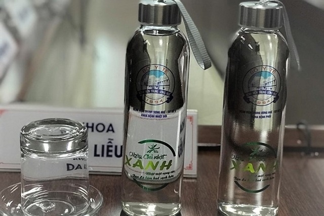 Bộ Y tế sử dụng chai thủy tinh đựng nước thay chai nhựa dùng một lần tại các cuộc họp.