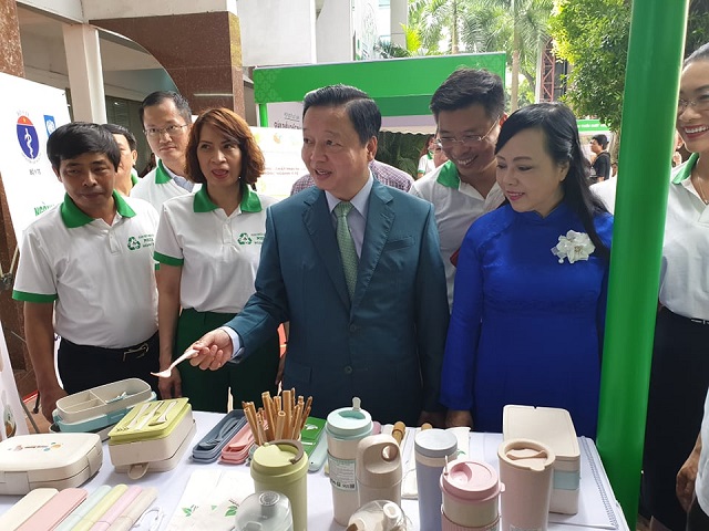 Bộ trưởng Tài nguyên và Môi trường Trần Hồng Hà và Bộ trưởng Y tế Nguyễn Thị Kim Tiến tham quan triển lãm trưng bày các sản phẩm thân thiện với môi trường