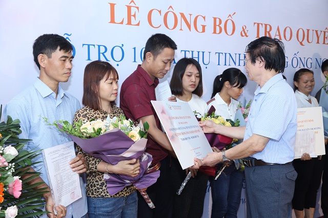 Bác sĩ Nguyễn Khắc Lợi trao gói hỗ trợ cho các gia đình.