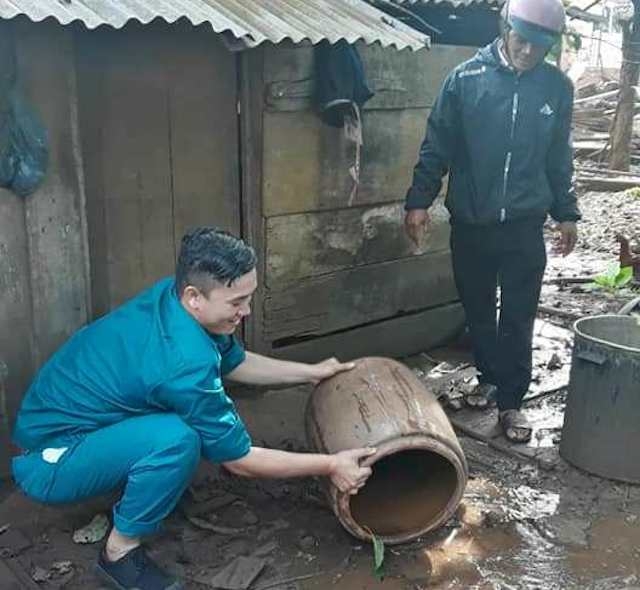 Lực lượng dân quân hướng dẫn người dân ở huyện Cư M’gar lật úp các vật dụng chứa nước để không còn nơi muỗi sinh sản, phòng chống SXH.