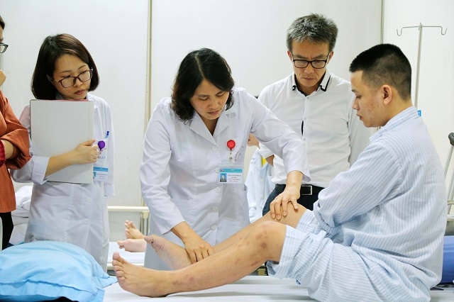 TS, BS Nguyễn Thị Mai, Giám đốc Trung tâm Hemophilia, Viện Huyết học và Truyền máu Trung ương khám cho bệnh nhân.