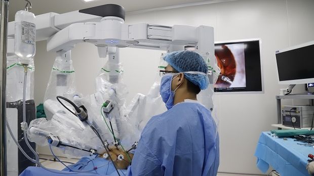 Việt Nam lần đầu tiên phẫu thuật nội soi với hệ thống Robot Da Vinci thế hệ Xi