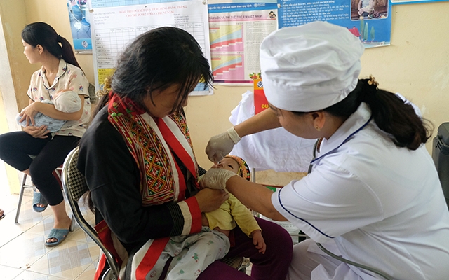 Cho trẻ uống đủ liều vắc-xin OPV là biện pháp phòng bệnh bại liệt hiệu quả.
