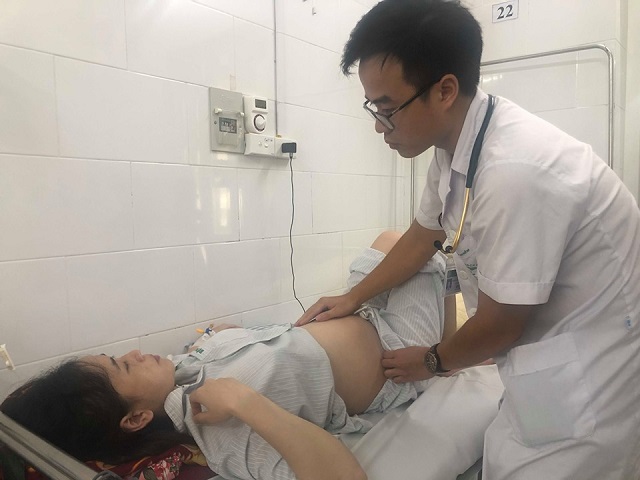 BS Nguyễn Quang Huy khám cho thai phụ mắc sốt xuất huyết ở tuần thứ 22 của thai kỳ.