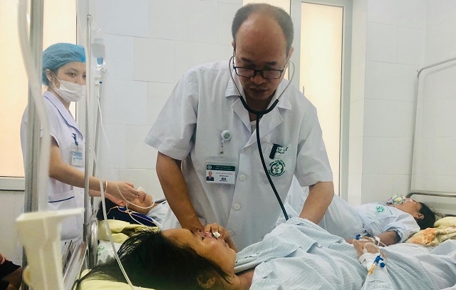 PGS, TS Đỗ Duy Cường, Giám đốc Trung tâm Bệnh nhiệt đới, Bệnh viện Bạch Mai khám cho bệnh nhân whitmore.