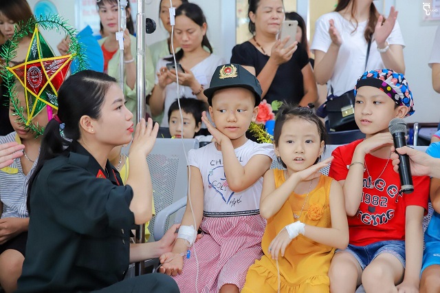 Những em nhỏ tại Bệnh viện K đón Tết trung tâm đầm ấm.