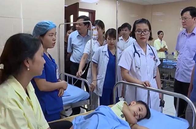 Các trẻ mầm non đang được điều trị tích cực tại Trung tâm Y tế huyện Cẩm Khê.
