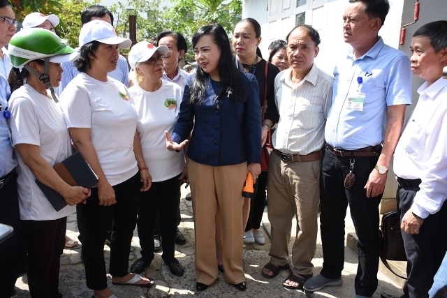 Bộ trưởng Y tế Nguyễn Thị Kim Tiến cùng đoàn công tác tiến hành kiểm tra dịch sốt xuất huyết tại phường An Hải Đông, quận Sơn Trà, TP Đà Nẵng.