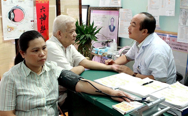 Khám, điều trị đông y cho người bệnh tại Trung tâm Bác sĩ gia đình Hà Nội. Ảnh: DƯƠNG NGỌC