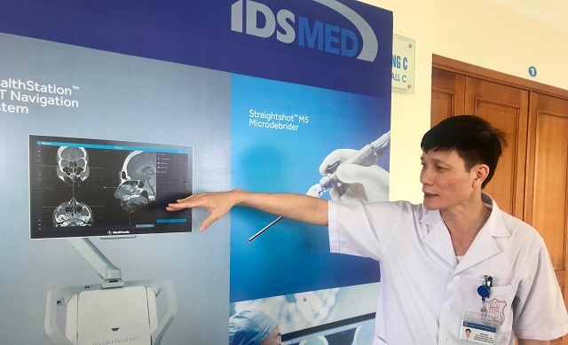 PGS, TS Phạm Tuấn Cảnh, Giám đốc Bệnh viện Tai mũi họng Trung ương chia sẻ về kỹ thuật mới hiệu quả trong phẫu thuật cắt polyp mũi.