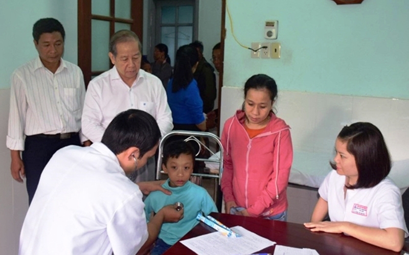 Các y, bác sĩ Bệnh viện T.Ư Huế cùng Đoàn Đại biểu Quốc hội tỉnh Thừa Thiên - Huế vượt hơn 100 cây số đến khám và cấp phát thuốc miễn phí cho bà con miền núi A Lưới.