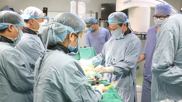 Lần đầu tiên bệnh viện tuyến tỉnh ứng dụng robot trong phẫu thuật cột sống
