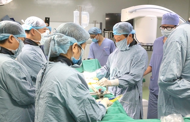 Các bác sĩ sử dụng robot phẫu thuật cho bệnh nhân.