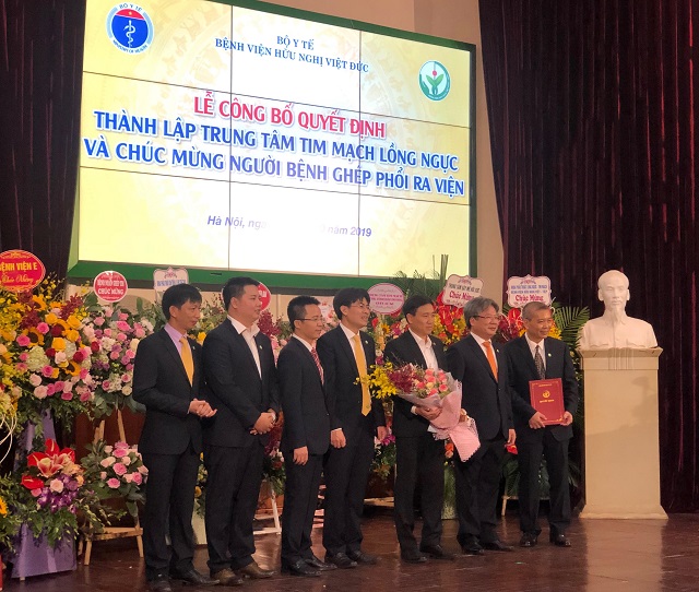 GS, TS Trần Bình Giang trao quyết định thành lập Trung tâm Tim mạch và Lồng ngực, Bệnh viện Hữu nghị Việt Đức.