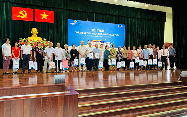 Vinamilk kết hợp tổ chức tặng quà cho các cụ người cao tuổi có hoàn cảnh khó khăn trong Hội thảo Chăm sóc sức khỏe người cao tuổi tại TP Hồ Chí Minh.