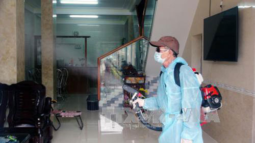 Phun hóa chất diệt côn trùng tại nhà dân ở TP Đông Hà. (Ảnh: TTXVN)