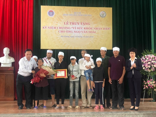 Trung tâm Điều phối Ghép tạng Quốc gia và Bệnh viện Hữu nghị Việt Đức trao Kỷ niệm chương cho gia đình anh Soái.