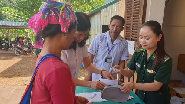 Khám chữa bệnh cho 700 người dân tộc thiểu số biên giới Sín Thầu