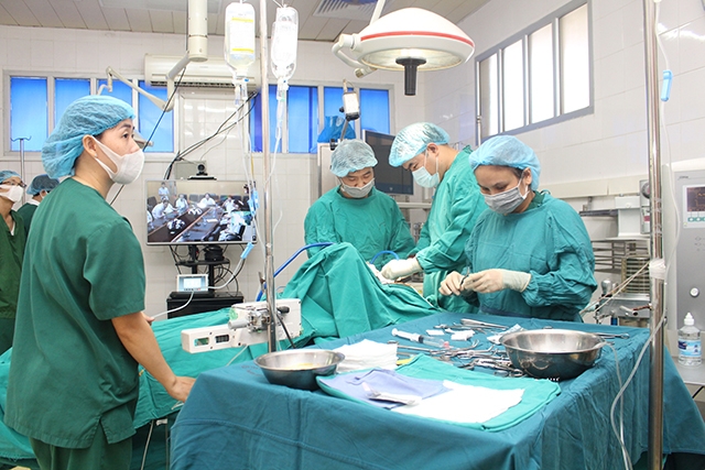 Các y sĩ, bác sĩ Bệnh viện đa khoa tỉnh Điện Biên thực hiện phẫu thuật thông qua Hệ thống Telemedicine với bệnh viện hạt nhân.
