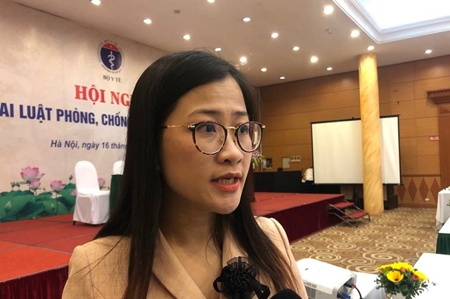 Bà Trần Thị Trang, Phó Vụ Trưởng Vụ Pháp chế, Bộ Y tế thông tin tại hội nghị.