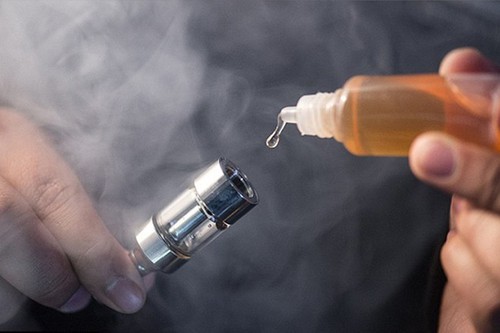 Loại bệnh bí ẩn liên quan tới thuốc lá điện tử và thiết bị tạo khói thuốc vẫn chưa có dấu hiệu giảm (Ảnh: Times)