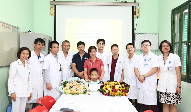 Các bác sĩ Bệnh viện Hữu nghị Việt Đức chúc mừng Đức được xuất viện.