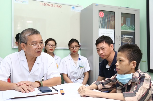 PGS, TS Nguyễn Hữu Ước dặn dò gia đình người bệnh trước khi xuất viện.