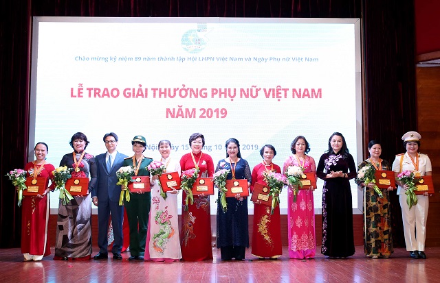 BS Lan (Áo dài trắng) được vinh danh tại Giải thưởng Phụ nữ Việt Nam 2019.