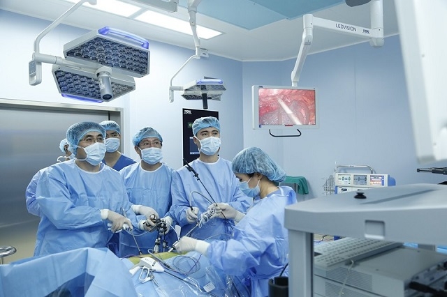 Hình ảnh phẫu thuật thực quản tại phòng mổ Hybrid.