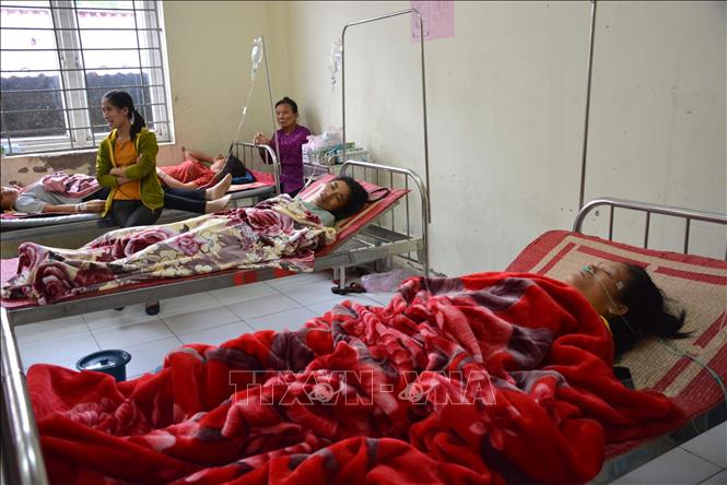 Các bệnh nhân bị ngộ độc khí tại Công ty Trách nhiệm hữu hạn Golden Victory Việt Nam điều trị tại Trung tâm y tế huyện Nghĩa Hưng. Ảnh Công Luật/TTXVN