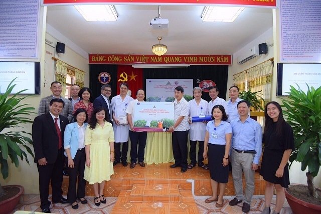 PGS, TS Nguyễn Viết Nhung, ông Nitin Kapoor trao tặng thiết bị cho TT Y tế huyện Vĩnh Tường.