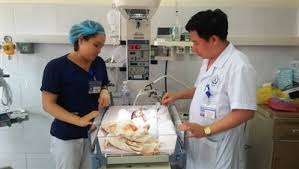 Sau gần một tháng được chăm sóc và nuôi dưỡng tại Bệnh viện A Thái Nguyên bé Trường đã tăng lên 1,3 kg, cơ thể phát triển tốt.