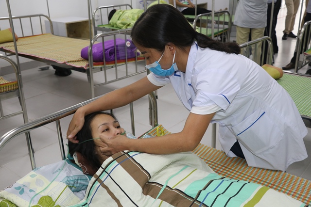 Một công nhân được chăm sóc tại phòng y tế của Công ty TNHH Golden Victory Việt Nam.