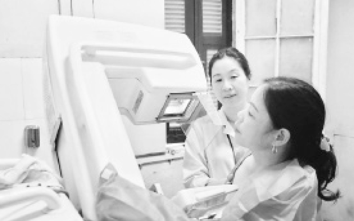 Chụp kiểm tra bệnh nhân ung thư vú tại Bệnh viện K Hà Nội.
