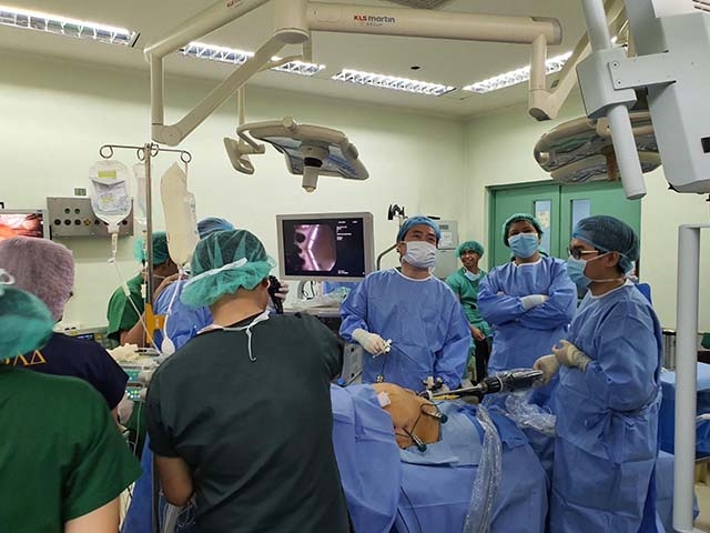Các bác sĩ Philippines đang theo dõi phẫu thuật robot trên người bệnh cân nặng 130 kg.