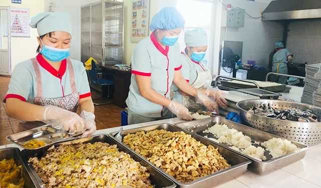 Chế biến thực phẩm tại bếp ăn Trường tiểu học Ðồng Mai 1 (quận Hà Ðông, TP Hà Nội).