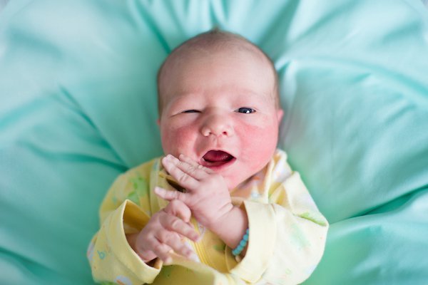 Trẻ sơ sinh 1 tuần tuổi đã bắt đầu với các cử động ngón tay ở cự ly gần