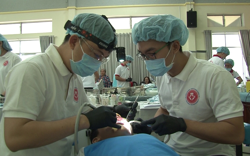 Các y, bác sĩ khám chữa răng miễn phí cho học sinh tại huyện Tháp Mười, Đồng Tháp.
