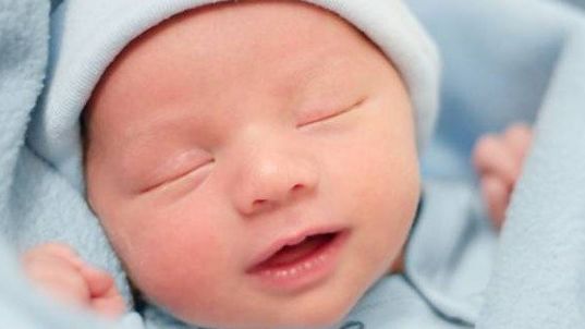 Tuần đầu tiên sau khi chào đời: Làm quen với trẻ