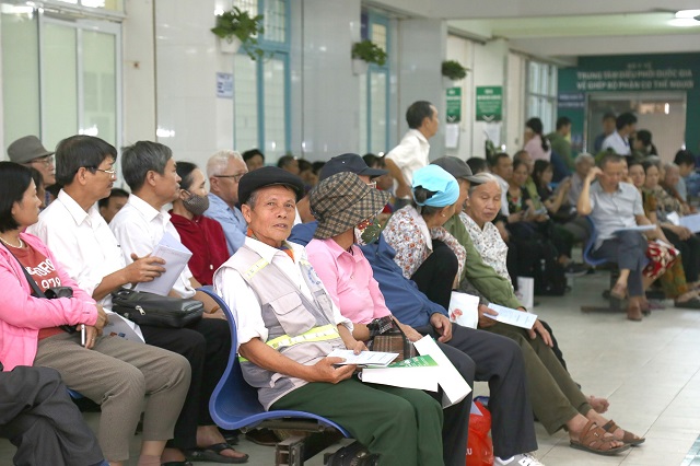 Người dân đến khám tại Bệnh viện Hữu nghị Việt Đức.
