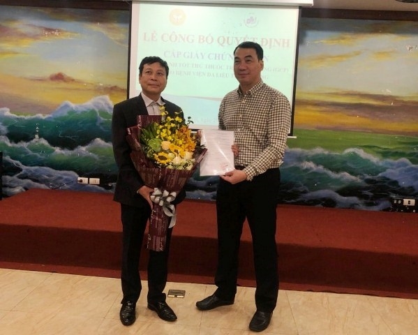 PGS, TS Nguyễn Văn Thường, Giám đốc Bệnh viện Da liễu Trung ương nhận Giấy chứng nhận 