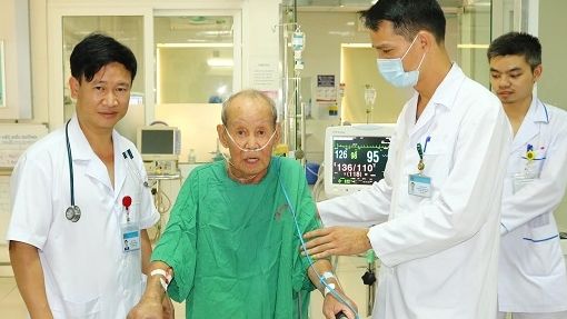 Cụ ông 90 tuổi được phẫu thuật nội soi màng phổi thành công