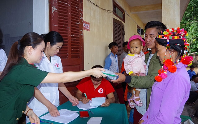 Y sĩ Bộ đội Biên phòng tỉnh Điện Biên cấp túi thuốc gia đình cho người dân xã biên giới Sín Thầu, huyện Mường Nhé.