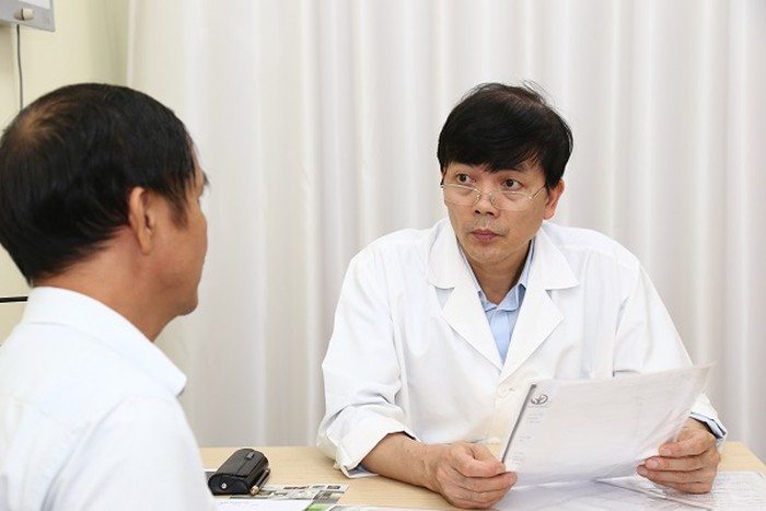 PGS.TS Nguyễn Xuân Hùng khám cho bệnh nhân tại Bệnh viện Việt Đức