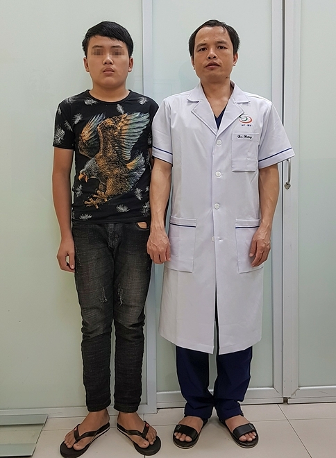 Sau điều trị một năm, chàng trai cao thêm 10 cm, cao gần bằng bác sĩ. Ảnh: Bác sĩ Hưng cung cấp